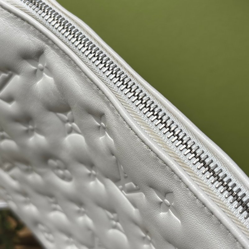 ::Louis Vuitton:: x Yayoi Kusama Coussin PM 草間彌生聯名系列金屬鍊帶 白色壓紋肩背包 鏈帶包-7
