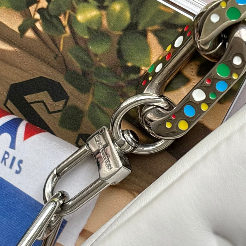::Louis Vuitton:: x Yayoi Kusama Coussin PM 草間彌生聯名系列金屬鍊帶 白色壓紋肩背包 鏈帶包-10