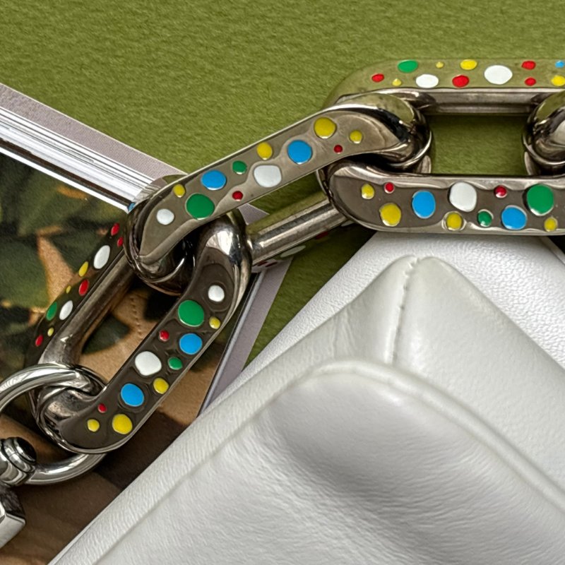 ::Louis Vuitton:: x Yayoi Kusama Coussin PM 草間彌生聯名系列金屬鍊帶 白色壓紋肩背包 鏈帶包-11