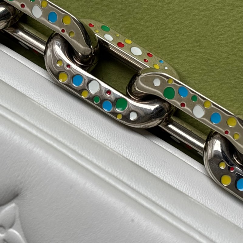 ::Louis Vuitton:: x Yayoi Kusama Coussin PM 草間彌生聯名系列金屬鍊帶 白色壓紋肩背包 鏈帶包-12