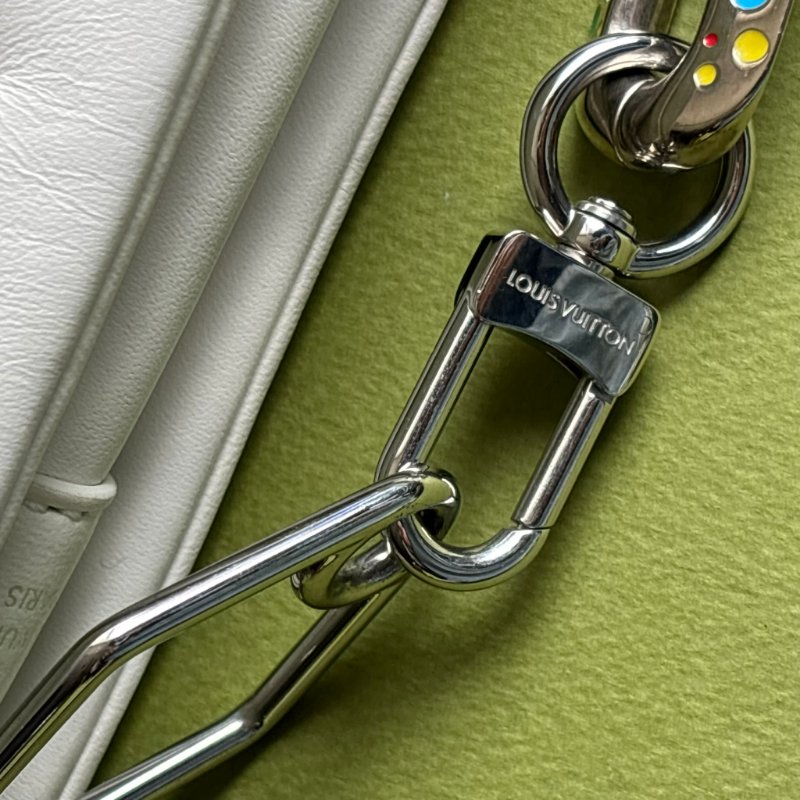 ::Louis Vuitton:: x Yayoi Kusama Coussin PM 草間彌生聯名系列金屬鍊帶 白色壓紋肩背包 鏈帶包-13