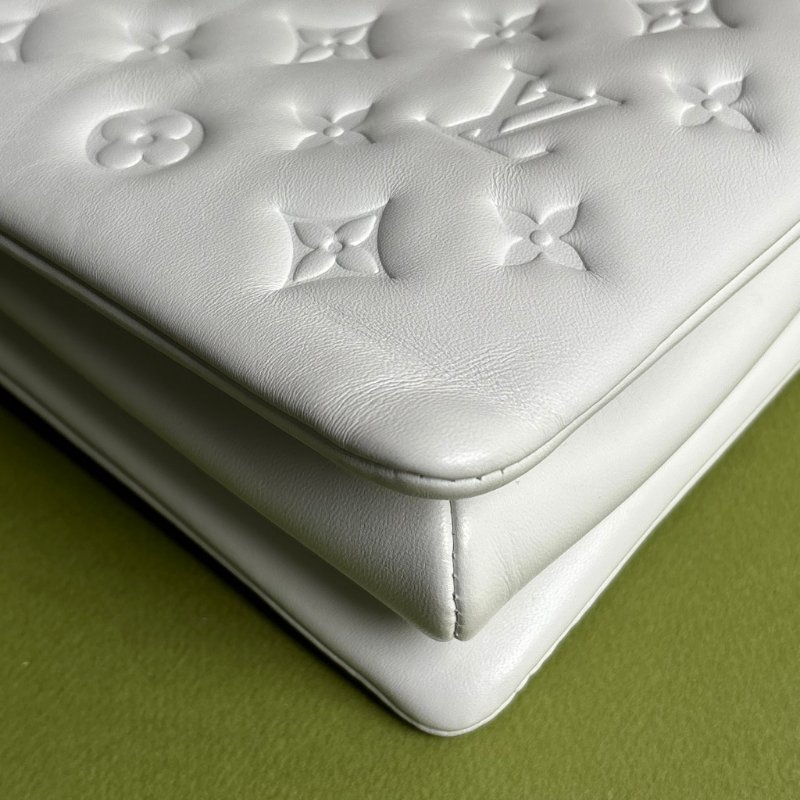 ::Louis Vuitton:: x Yayoi Kusama Coussin PM 草間彌生聯名系列金屬鍊帶 白色壓紋肩背包 鏈帶包-15