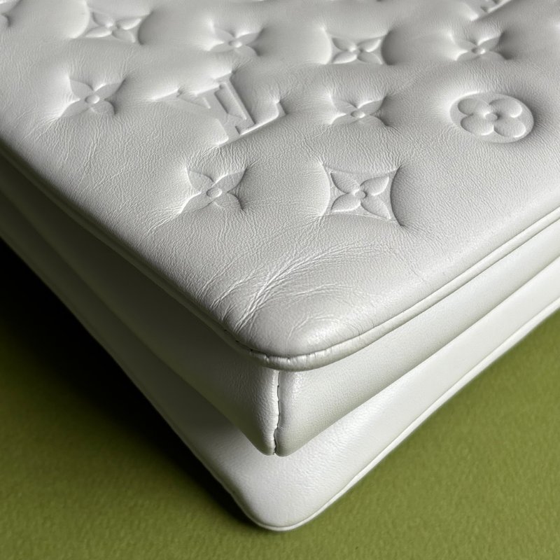 ::Louis Vuitton:: x Yayoi Kusama Coussin PM 草間彌生聯名系列金屬鍊帶 白色壓紋肩背包 鏈帶包-16