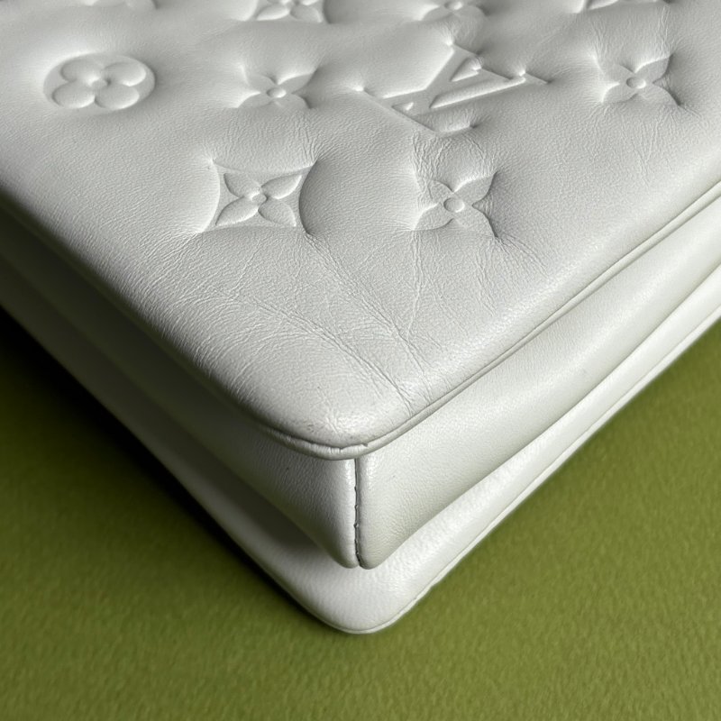 ::Louis Vuitton:: x Yayoi Kusama Coussin PM 草間彌生聯名系列金屬鍊帶 白色壓紋肩背包 鏈帶包-17
