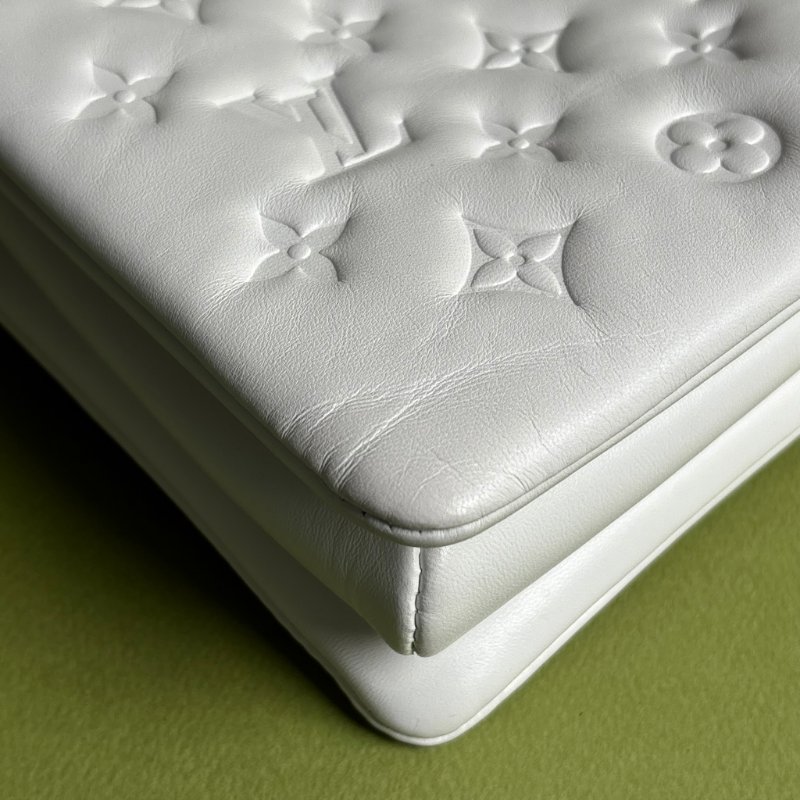 ::Louis Vuitton:: x Yayoi Kusama Coussin PM 草間彌生聯名系列金屬鍊帶 白色壓紋肩背包 鏈帶包-18
