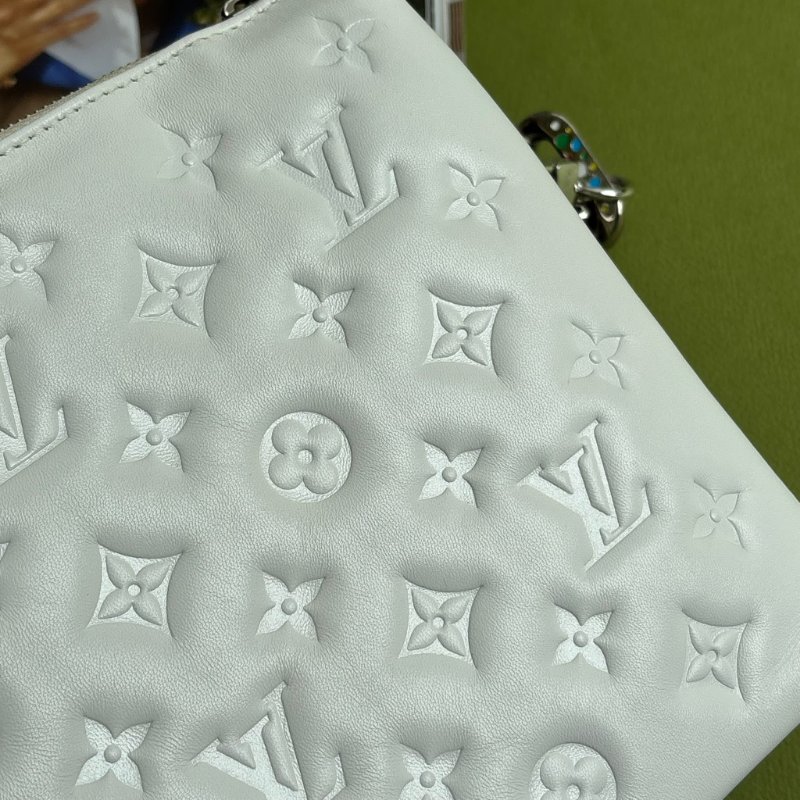 ::Louis Vuitton:: x Yayoi Kusama Coussin PM 草間彌生聯名系列金屬鍊帶 白色壓紋肩背包 鏈帶包-22