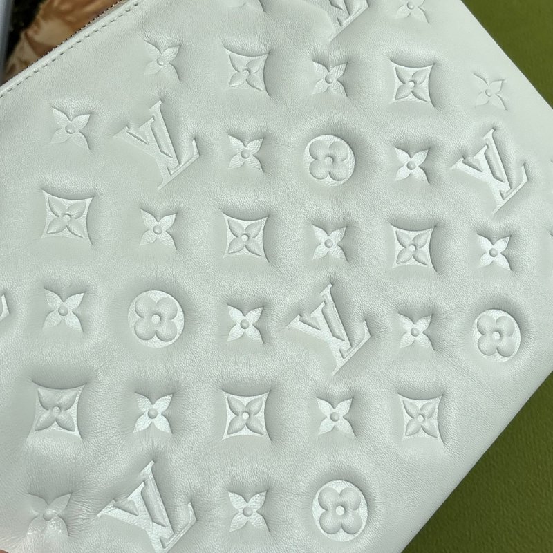 ::Louis Vuitton:: x Yayoi Kusama Coussin PM 草間彌生聯名系列金屬鍊帶 白色壓紋肩背包 鏈帶包-23
