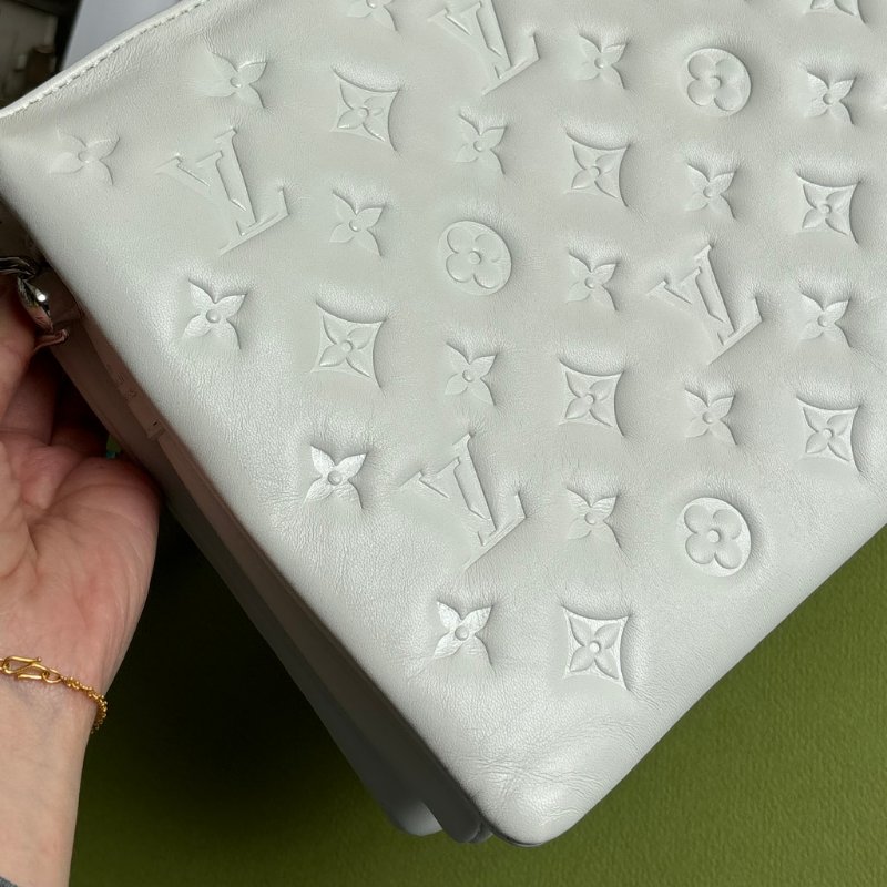 ::Louis Vuitton:: x Yayoi Kusama Coussin PM 草間彌生聯名系列金屬鍊帶 白色壓紋肩背包 鏈帶包-24