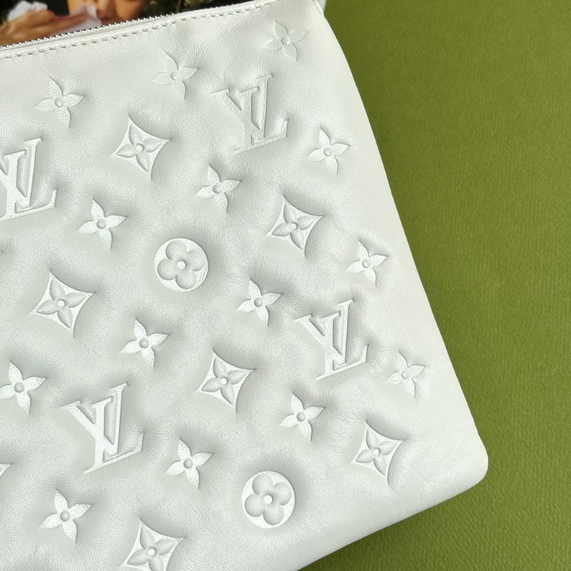 ::Louis Vuitton:: x Yayoi Kusama Coussin PM 草間彌生聯名系列金屬鍊帶 白色壓紋肩背包 鏈帶包-25