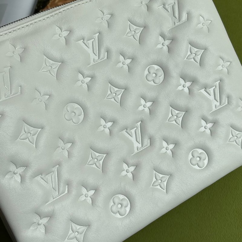 ::Louis Vuitton:: x Yayoi Kusama Coussin PM 草間彌生聯名系列金屬鍊帶 白色壓紋肩背包 鏈帶包-26