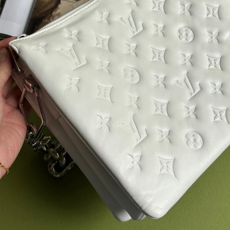 ::Louis Vuitton:: x Yayoi Kusama Coussin PM 草間彌生聯名系列金屬鍊帶 白色壓紋肩背包 鏈帶包-27