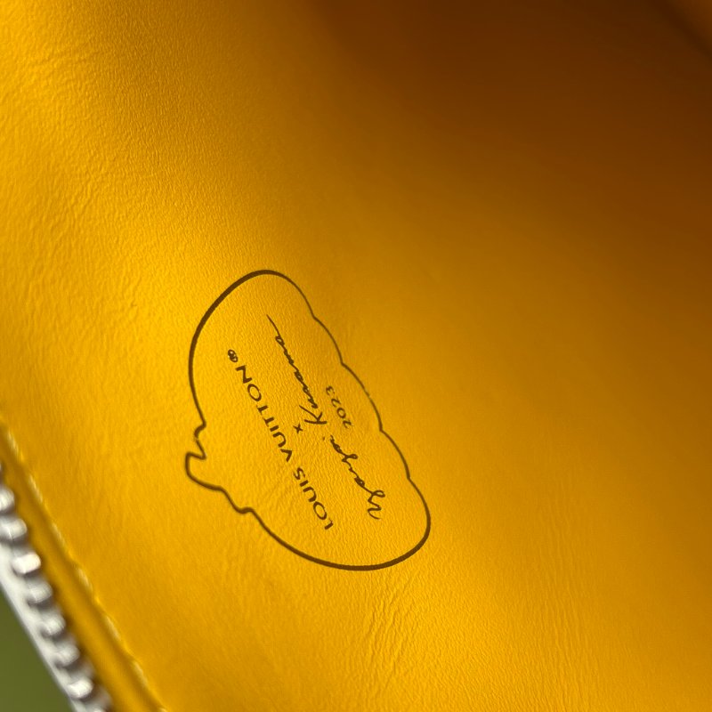 ::Louis Vuitton:: x Yayoi Kusama Coussin PM 草間彌生聯名系列金屬鍊帶 白色壓紋肩背包 鏈帶包-34