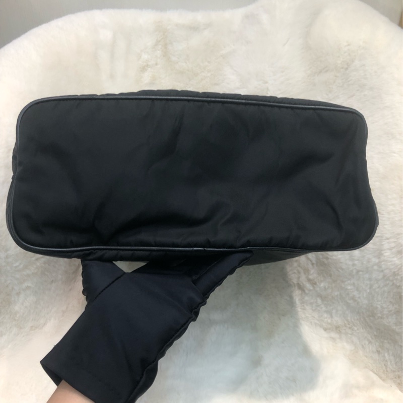 Prada 三角標黑色上肩袋 XC528-4