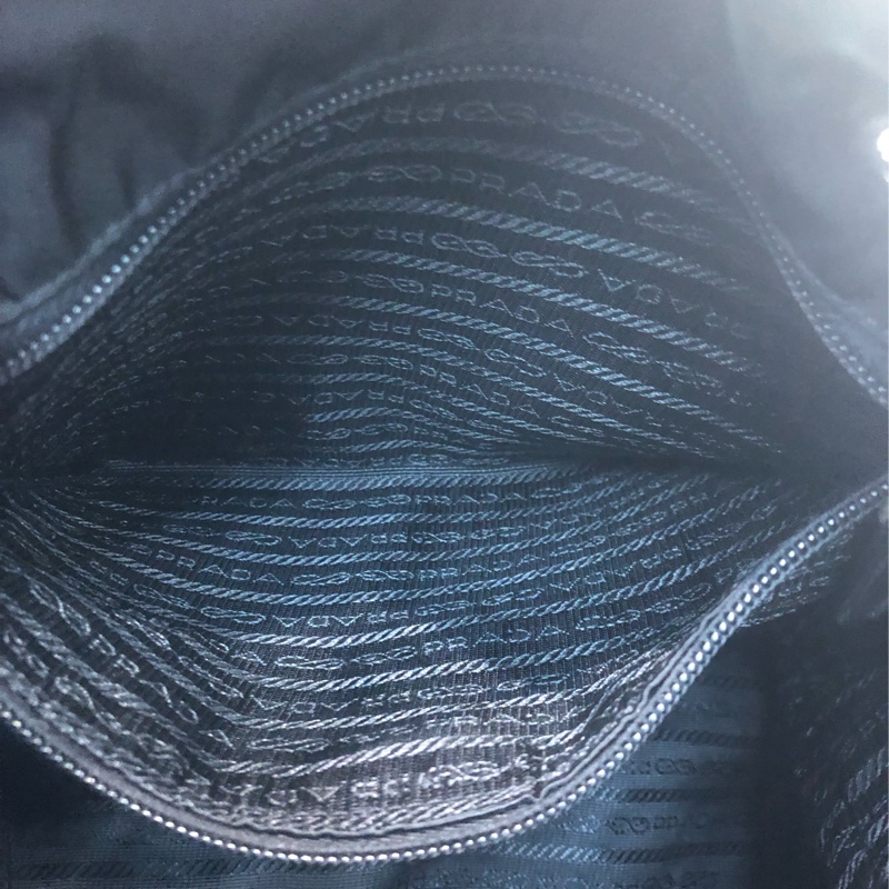Prada 三角標黑色上肩袋 XC528-19