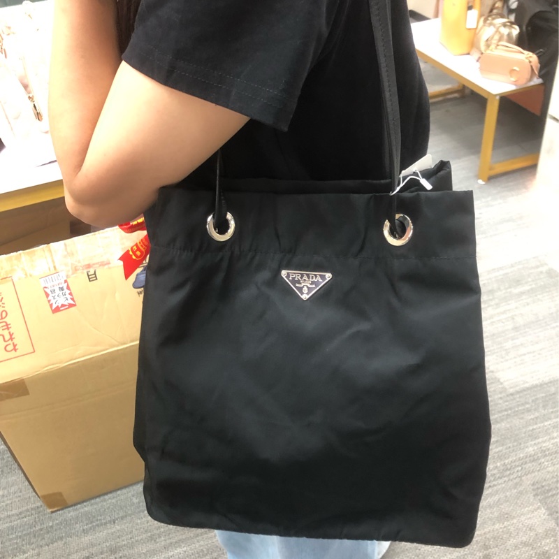 Prada 三角標黑色上肩袋 XC528-8