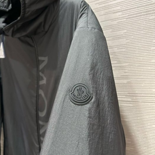 💎Han's house精品服飾💎moncler Ichiro 高機能 反光字 防水 尼龍 風衣 連帽 外套 現貨 6 原價 45000-2