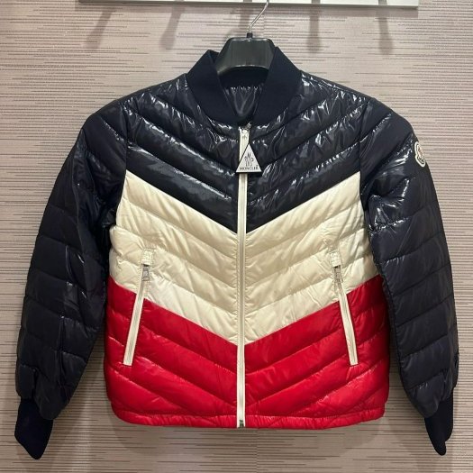💎Han's house精品服飾💎moncler LOGO 羽絨 中等厚 外套 現貨童裝8歲-1