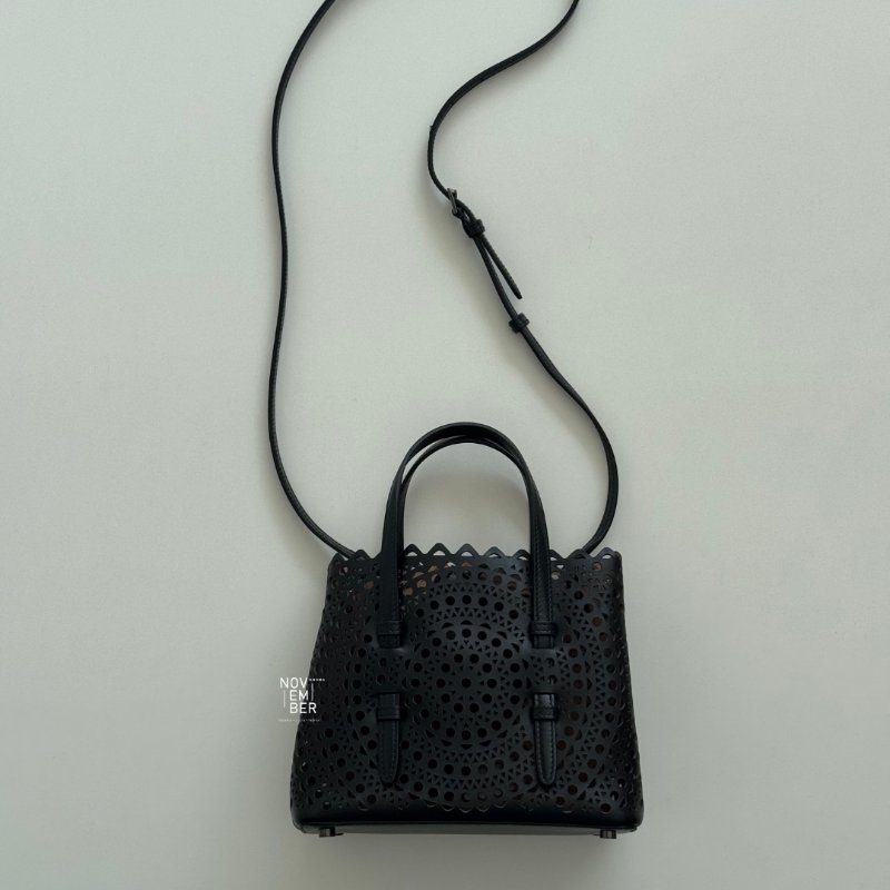 99新🖤 Alaïa 鏤空雕花斜背包 黑色-1