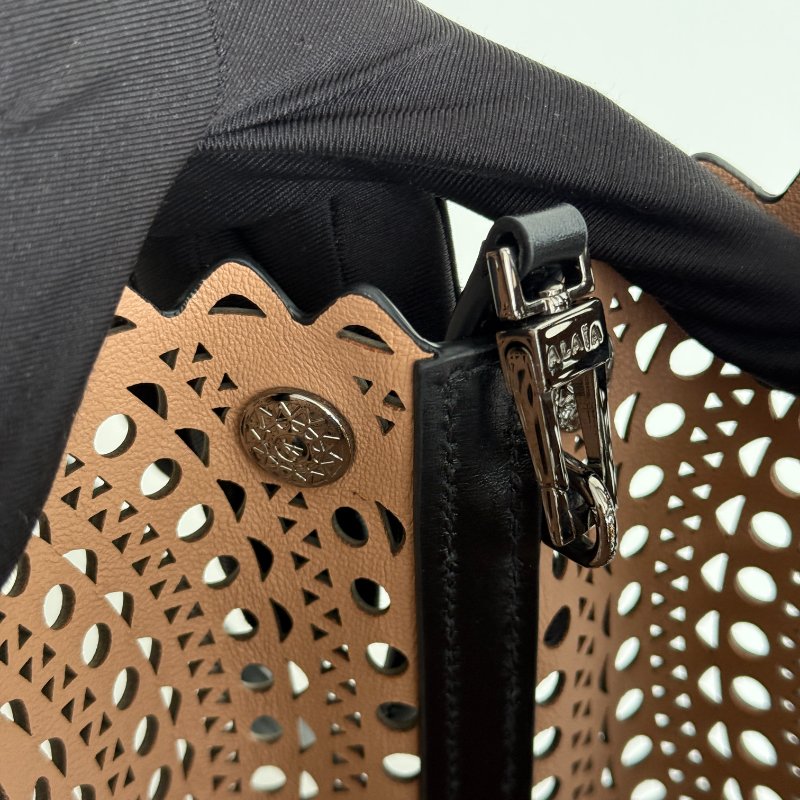 99新🖤 Alaïa 鏤空雕花斜背包 黑色-16