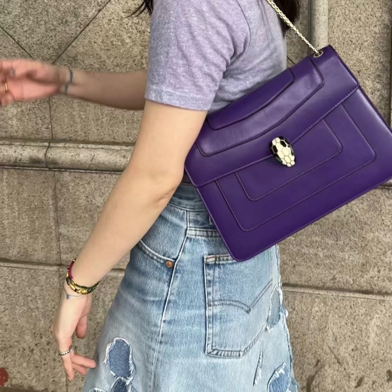 Bvlgari 紫色 蛇頭 金鍊包   甜🉐34800 28cm *85成新  尺寸 (公分) 28X22X3CM 有防塵袋 專櫃購入約12萬-1