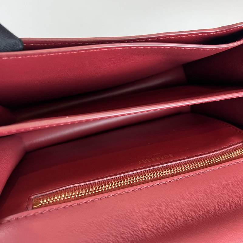BURBERRY TB 金扣紅色豆腐包-6
