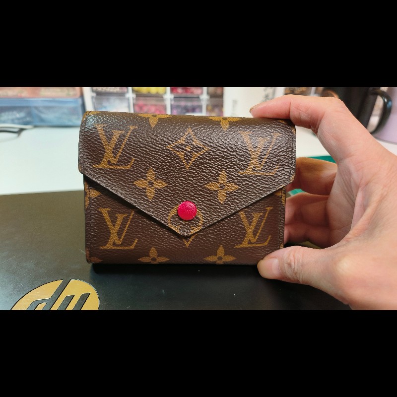 LV Louise Vuitton 信封三折短夾紅扣設計-0