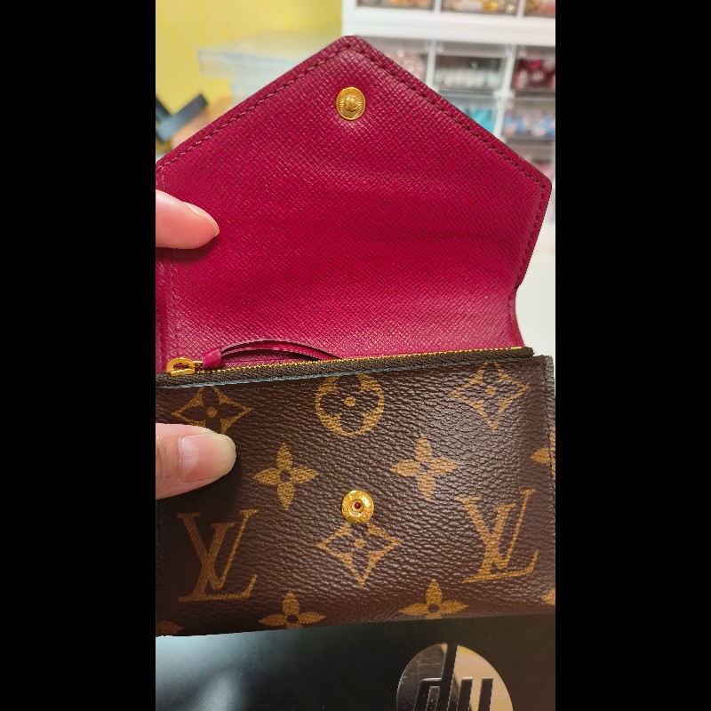 LV Louise Vuitton 信封三折短夾紅扣設計-2