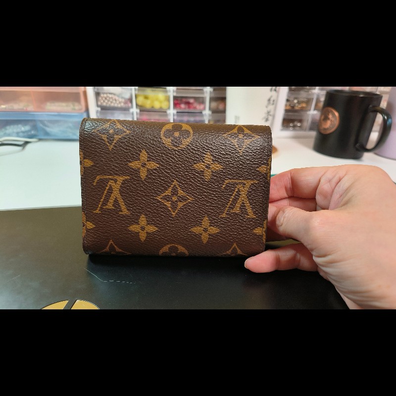 LV Louise Vuitton 信封三折短夾紅扣設計-7