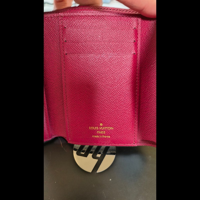 LV Louise Vuitton 信封三折短夾紅扣設計-11