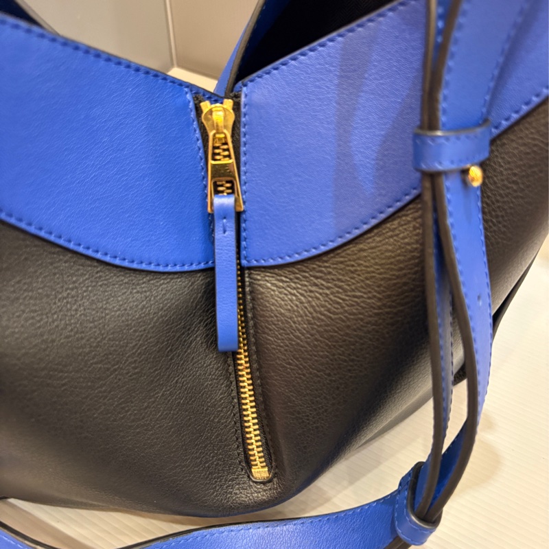 Loewe 基本款 藍黑金釦牛皮 小吊床包-1