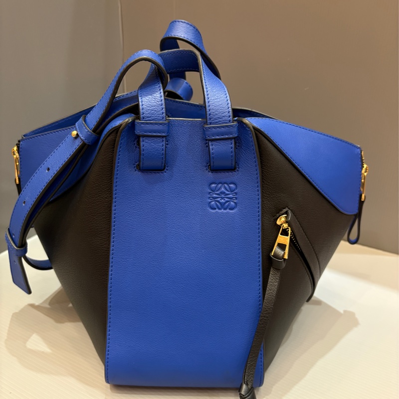 Loewe 基本款 藍黑金釦牛皮 小吊床包-4