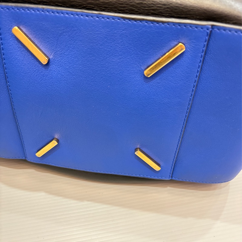 Loewe 基本款 藍黑金釦牛皮 小吊床包-7