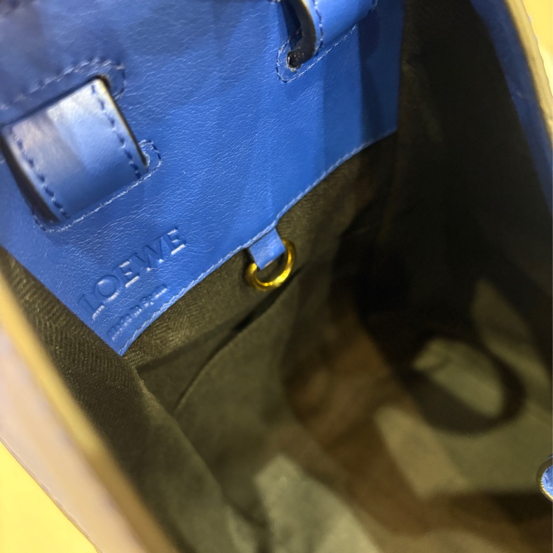 Loewe 基本款 藍黑金釦牛皮 小吊床包-12