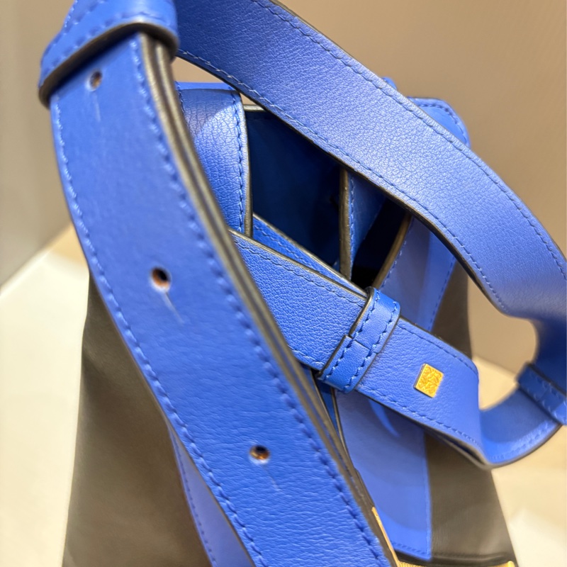Loewe 基本款 藍黑金釦牛皮 小吊床包-19