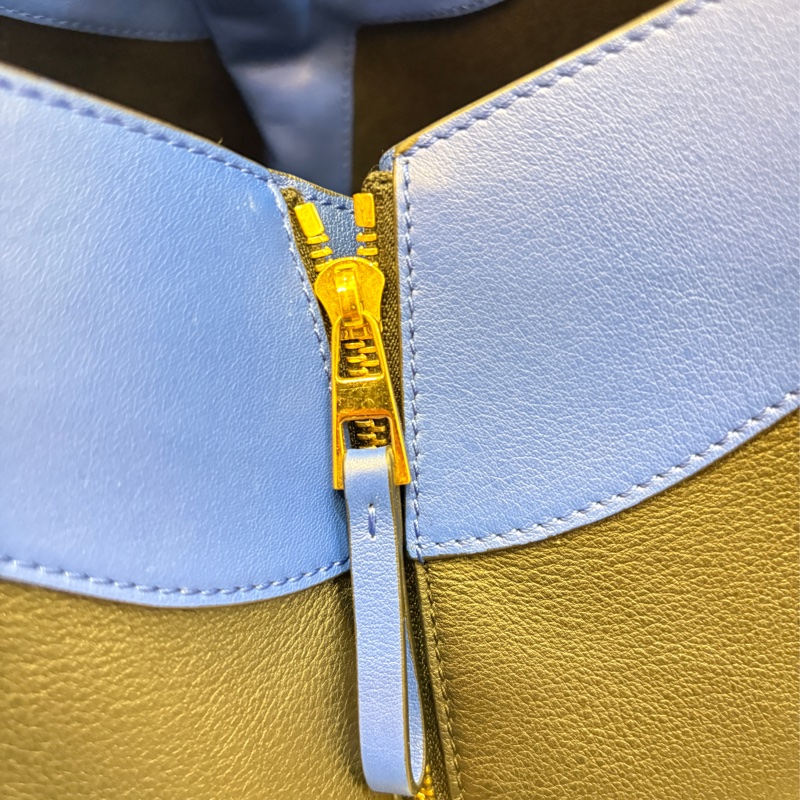 Loewe 基本款 藍黑金釦牛皮 小吊床包-20