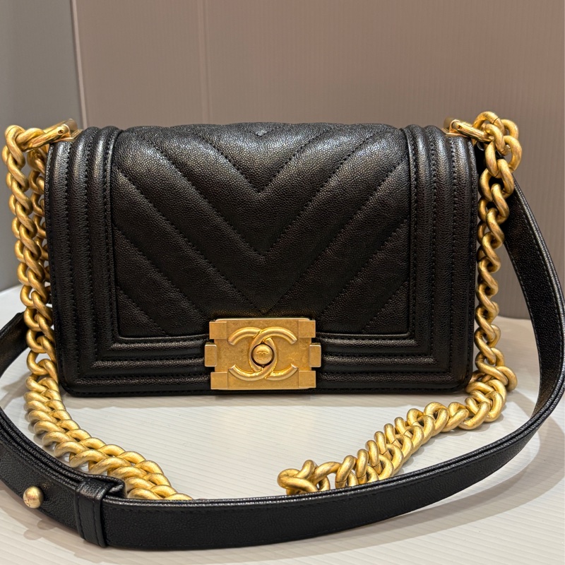 Chanel 黑金牛皮 boy20 口蓋包-0