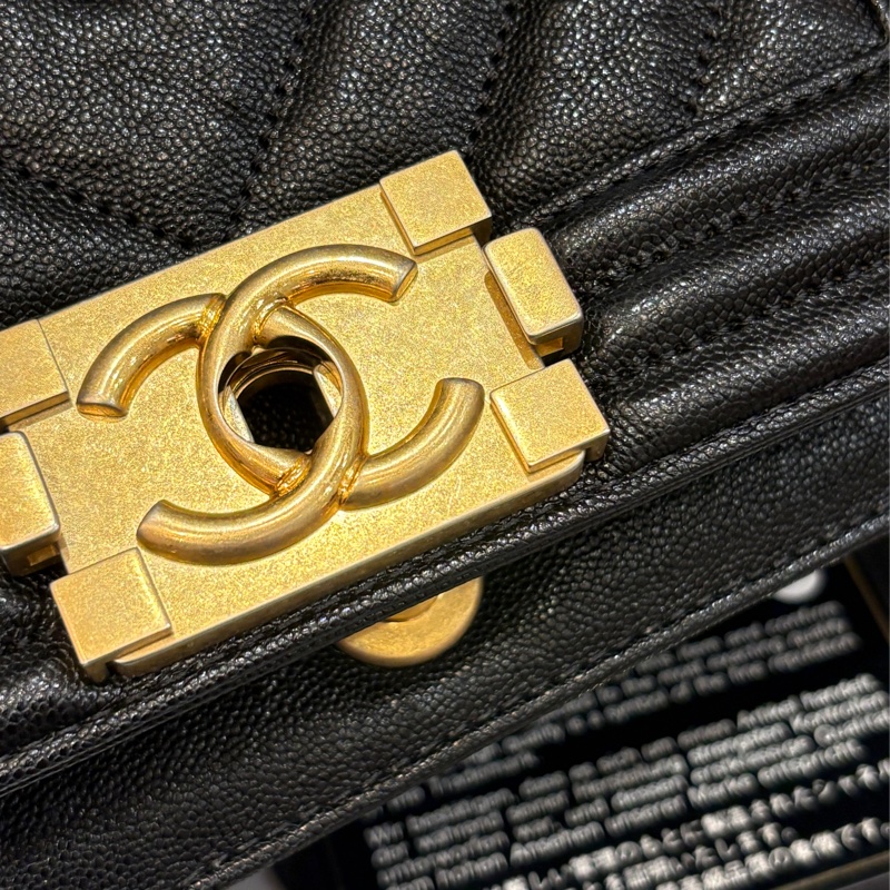 Chanel 黑金牛皮 boy20 口蓋包-2