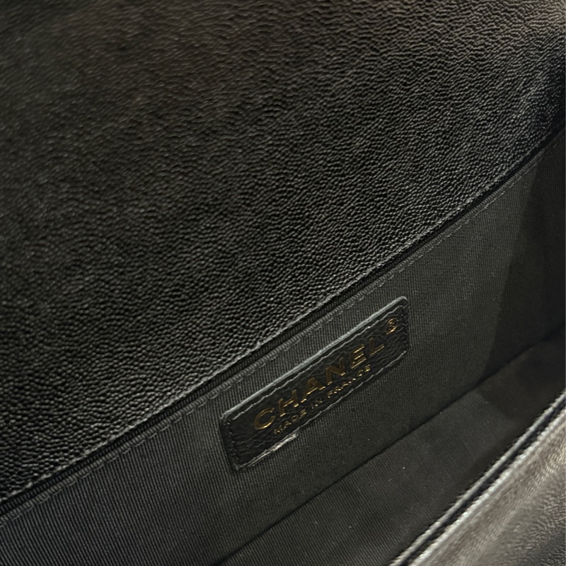 Chanel 黑金牛皮 boy20 口蓋包-12