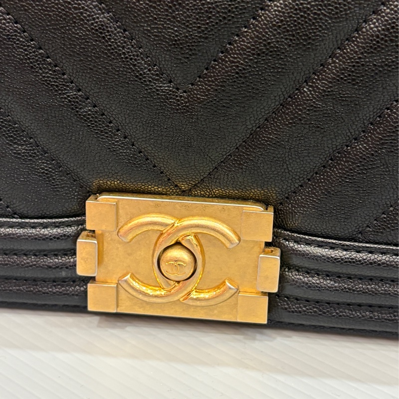 Chanel 黑金牛皮 boy20 口蓋包-14