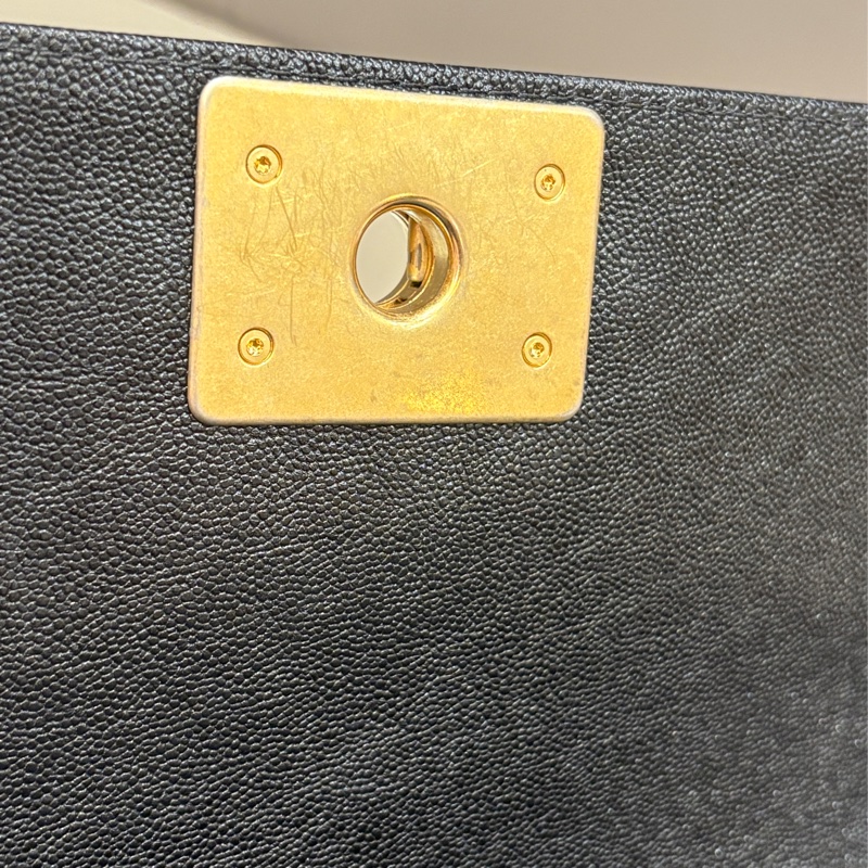Chanel 黑金牛皮 boy20 口蓋包-17