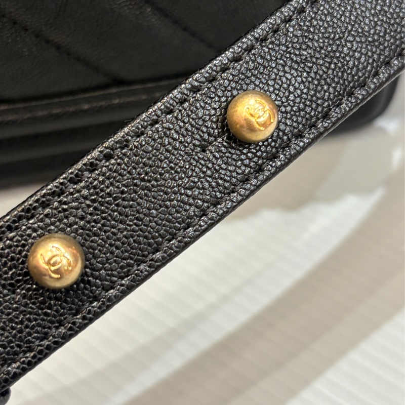 Chanel 黑金牛皮 boy20 口蓋包-19