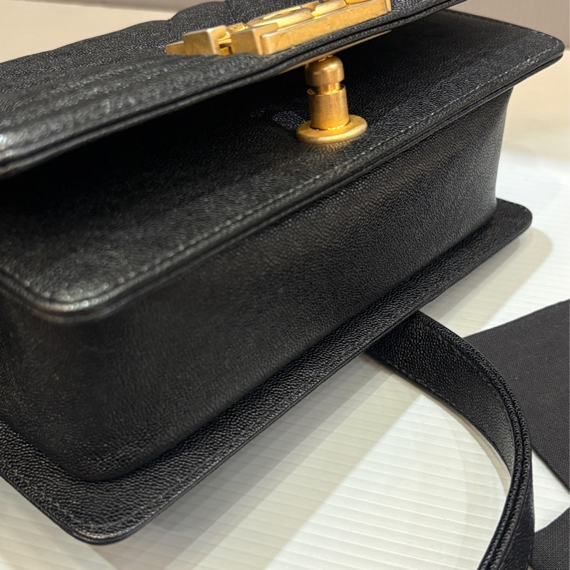 Chanel 黑金牛皮 boy20 口蓋包-21