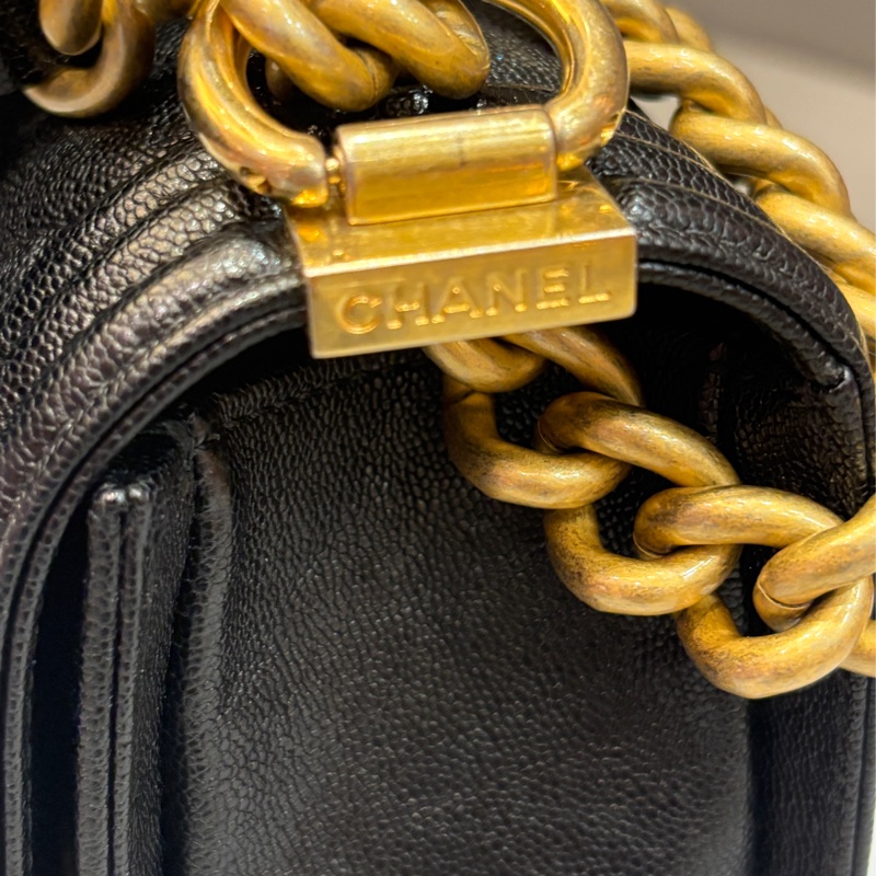Chanel 黑金牛皮 boy20 口蓋包-22