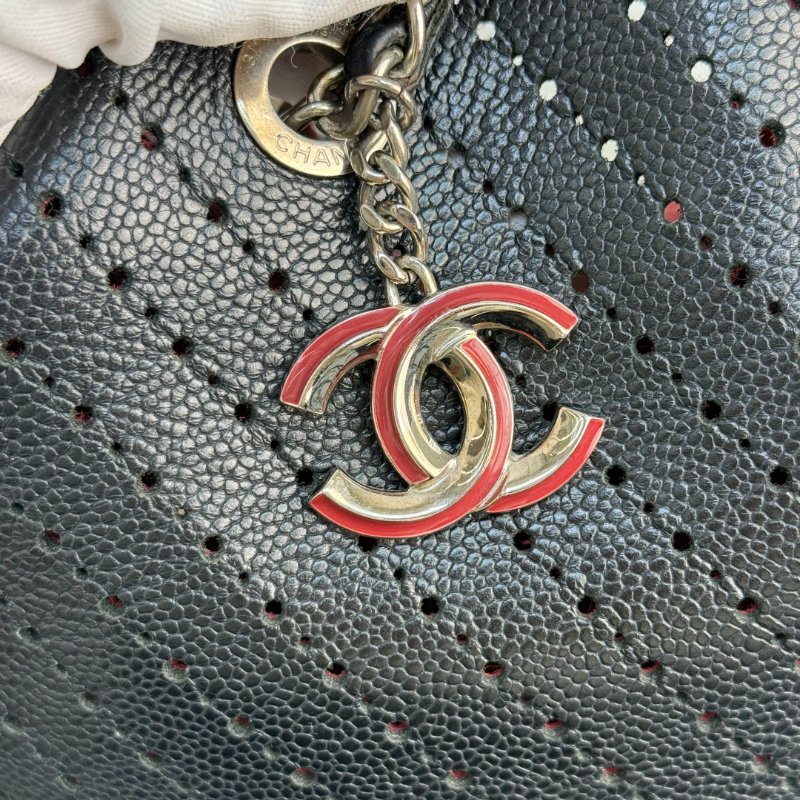 Chanel香奈兒 黑紅拼色 銀扣魚子醬 鏤空購物袋-7