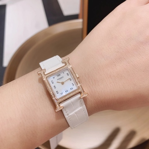 【97新 ✨ 全網最低價！】Hermes 白色H鑽錶 CP值超高(下單前先詢問庫存❗️❗️）