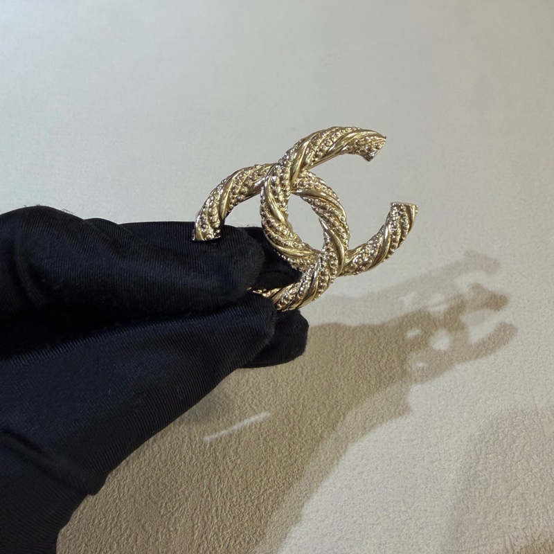 Chanel/香奈兒 金色浮雕麻花旋轉 雙c 胸針  單品-4