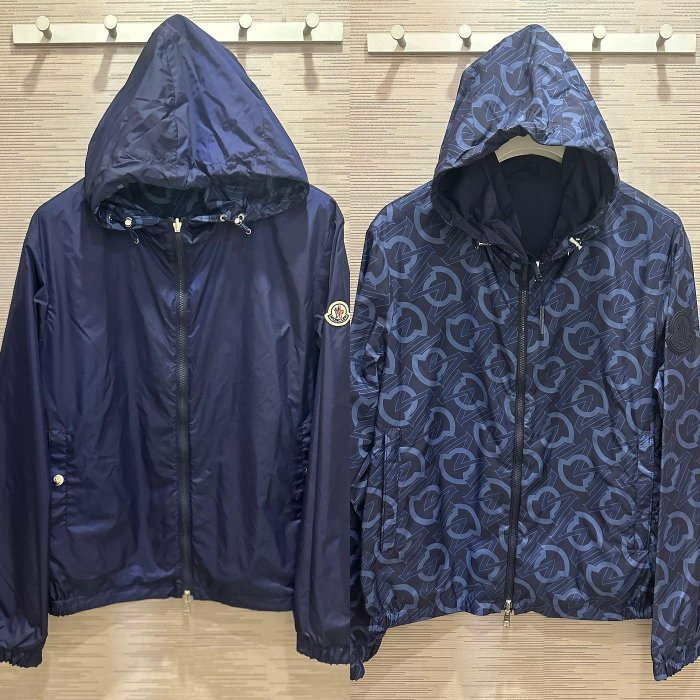 💎Han's house精品服飾💎 moncler Cretes 雙面穿 滿版 防水 尼龍 風衣 連帽 外套 現貨 3/4 原價38000-0