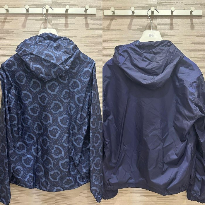 💎Han's house精品服飾💎 moncler Cretes 雙面穿 滿版 防水 尼龍 風衣 連帽 外套 現貨 3/4 原價38000-1