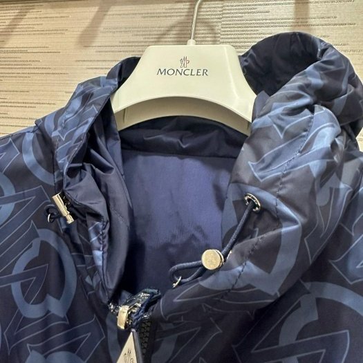 💎Han's house精品服飾💎 moncler Cretes 雙面穿 滿版 防水 尼龍 風衣 連帽 外套 現貨 3/4 原價38000-4