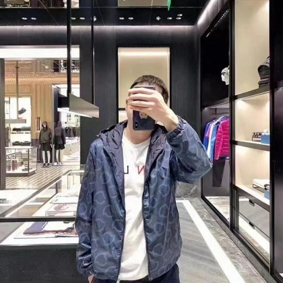 💎Han's house精品服飾💎 moncler Cretes 雙面穿 滿版 防水 尼龍 風衣 連帽 外套 現貨 3/4 原價38000-6